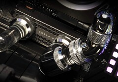 Die Corsair MP700 Pro kann mit einer externen Wasserkühlung verbunden werden. (Bild: Corsair)