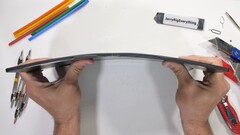 Das Samsung Galaxy Tab S8 Ultra wird im JerryRigEverything Durability-Test natürlich stark beansprucht. Ob es wie so manches iPad zerbricht?