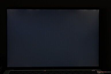 Mäßig unebenes Backlight Bleeding entlang der oberen Ecken