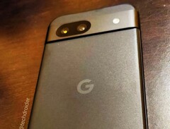 Das Google Pixel 8a besitzt eine Dual-Kamera und recht breite Bildschirmränder. (Bild: @TechDroider)