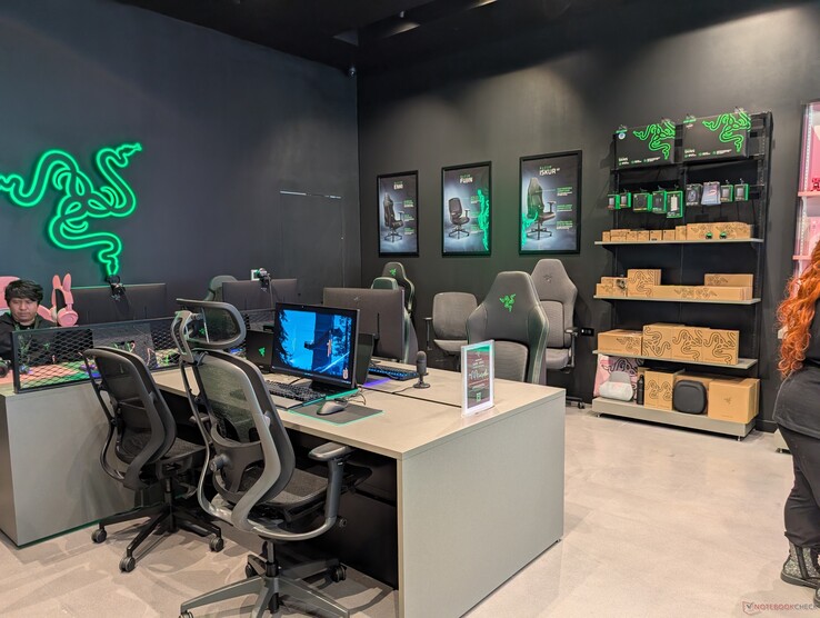 Ein LAN-Bereich steht zur Verfügung, in dem Benutzer spielen und die Razer-Stühle hautnah erleben können