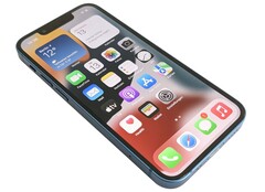 Das schwarze iPhone 13 Mini mit 128GB Speicher kann heute direkt bei Apple zum Refurbished-Preis von 509 Euro geordert werden (Bild: Mike Wobker)