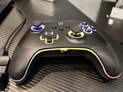 Der OPS v3 ist ein neues Controller mit mechanischen Tastern (Bildquelle: Notebookcheck)