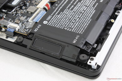 Nach unten abstrahlende Stereo-Lautsprecher in der Nähe der vorderen Ecken