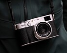 Fujifilm soll der abgebildeten X100 VI bald eine ungewöhnliche Halbformat-Kamera zur Seite stellen. (Bildquelle: Fujifilm)