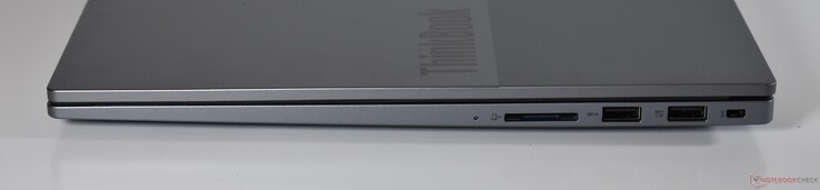 rechts: SD Card, 2x USB-A 3.2 Gen 1, Kensington Lock