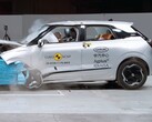 Der chinesische E-Kleinwagen Dongfeng Box kurz nach dem Frontal-Offset-Crash, bei dem die Karosseriestruktur versagte. Das Auto erhielt nur drei von fünf Sternen (Bild: Euro NCAP).
