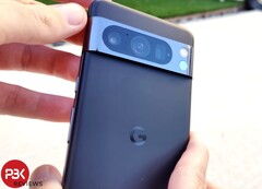 Das Google Pixel 8 Pro übersteht einen ersten Drop-Test mit nur minimalen Schäden. (Bild: PBKreviews)
