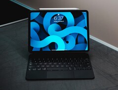 Das neue 12,9 Zoll Apple iPad Pro passt nicht perfekt in das ältere Magic Keyboard, kompatibel ist es trotzdem. (Bild: Ernest Ojeh)