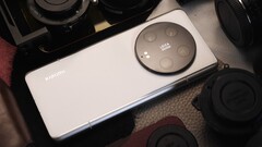 Das Xiaomi 13 Ultra ist bereits in ersten Hands-On und Unboxing-Videos zu sehen, auch einen frühen Vergleich mit der Konkurrenz gibt es bereits. (Bild: Lolger Design)