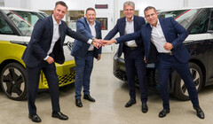 Elektromobilität: VWs PowerCo und Umicore gründen Joint Venture für nachhaltige Batteriematerialien.