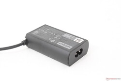 Kleiner (~7,5 x 4,7 x 2,2 cm) 65-W-USB-C-AC-Adapter