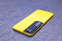 Das Poco M3 Pro 5G fällt vor allem durch das große Kameramodul auf, das allerdings nur drei recht kleine Linsen beherbergt. (Bild: Xiaomi)