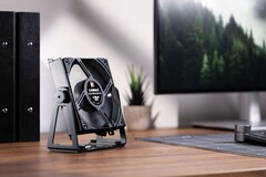 Dank einer neuen Lüfter-Halterung können Noctua-Lüfter auch außerhalb eines PCs verwendet werden. (Bild: Noctua)