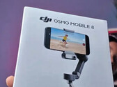 Die OVP des Osmo Mobile 8 behält das schlichte Design der früheren DJI Smartphone-Kamera-Gimbals bei. (Bildquelle: Camera Joint)
