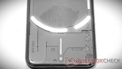 Im Vergleich zum Nothing Phone 2, hier im Bild, unterscheidet sich das abgespeckte Nothing Phone 2a nicht nur durch ein neues Design.