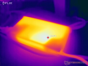 Das Netzteil erreicht bei anspruchsvollen Lasten über 57 °C