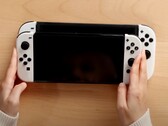 Die Nintendo Switch 2 soll wie eine größere Nintendo Switch OLED aussehen. (Bildquelle: XNZ, YouTube)