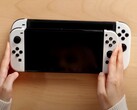 Die Nintendo Switch 2 soll wie eine größere Nintendo Switch OLED aussehen. (Bildquelle: XNZ, YouTube)