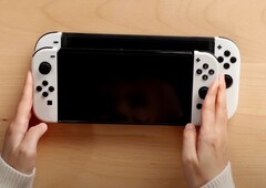 Die Nintendo Switch 2 soll wie eine größere Nintendo Switch OLED aussehen. (Bildquelle: XNZ, YouTube)