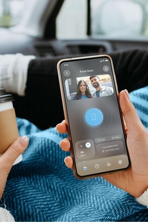 Die App liefert ein Live-Bild und erlaubt es, die Tür zu entsperren.