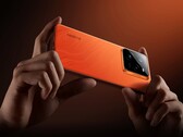 Das Realme GT7 Pro packt den Snapdragon 8 Elite ins auffällige, orange Flaggschiff. (Bildquelle: Realme)