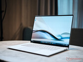 Asus Zenbook S 16 Laptop im Test - Der erste Copilot+ Laptop mit AMD Zen 5 im 1,3 cm flachen Gehäuse