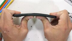 Entwarnung beim Pixel 4a von Google: Trotz Plastikgehäuse stabil genug, selbst für einen Bendtest.