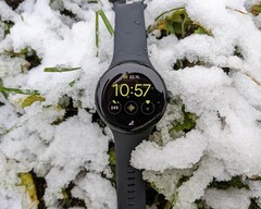 Die Google Pixel Watch Gen 1 ist im Deal derzeit für unter 200 Euro bestellbar (Bild: Benedikt Winkel)
