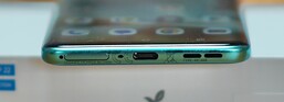 Unten: SIM-Slot, Mikrofon, USB-C-Port, Lautsprecher