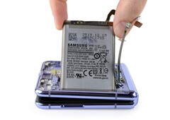 Die EU plant strengere Auflagen für Smartphone-Hersteller beim Akkutausch und der Reparierbarkeit. (Bild: Ifixit)