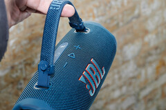 JBL Charge 6 mit angebrachtem Tragegriff. (Bildquelle: Andreas Sebayang/Notebookcheck.com)
