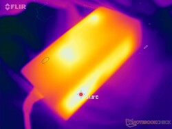 Der Netzadapter kann unter Last eine Temperatur von 52 °C erreichen