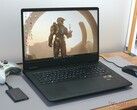 Das HP Omen 17 ist ein wuchtiger Gaming-Laptop mit RTX 4070 und Ryzen 7 8845HS (Bildquelle: Benedikt Winkel)