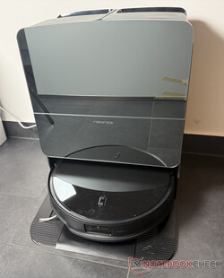 Roborock Saros 10 beim Laden