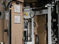 Der Lift des ICE 4 ist fast aus der Verkleidung gekommen. (Bild: @frankyman)