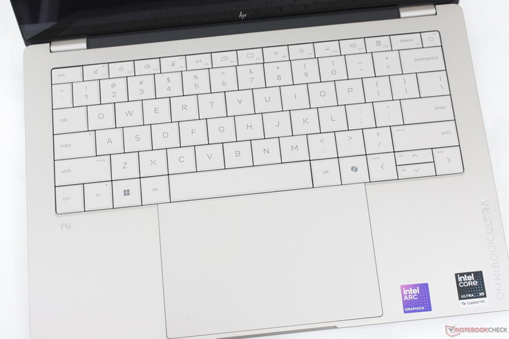 Das Clickpad ist nun deutlich größer als zuvor (~13,8 x 8,1 cm), doch das schwache haptische Feedback beim Drücken ist unbefriedigend