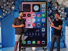 Die YouTuber DIY Perks und MrWhoseTheBoss haben das größte iPhone 15 Pro Max der Welt gebaut. (Bildquelle: YouTube / MrWhoseTheBoss)