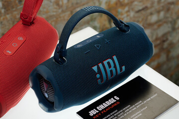 Vorne in Blau als Henkel-Variante, hinten in Rot als Schlaufenkonfiguration. (Bildquelle: Andreas Sebayang/Notebookcheck.com)