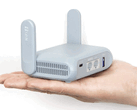 Der Reiserouter GL.iNet GL-MT3000 in der Handfläche eines Erwachsenen