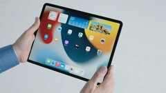 Eines der am meisten gewünschten Features für iPadsOS: Widgets können in iPadOS 15 nun überall am Home Screen angeordnet werden.