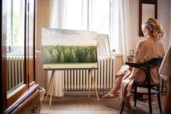 Der Baumhaus TV besitzt ein integriertes Regal und abnehmbare Bluetooth-Lautsprecher für die Nutzung unterwegs. (Bild: TPV)