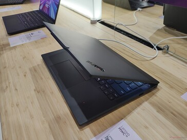 Lenovo ThinkPad X13 Gen 6: Flacher Displayrücken (Bildquelle: Benjamin Herzig/Notebookcheck.com)