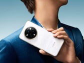 Das Realme 14 Pro+ setzt auf ein rundes Kameramodul mit gleich drei LED-Blitzen. (Bildquelle: Realme)