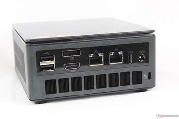 Rückseite: 3x USB-A 2.0, DisplayPort 2.1, HDMI 2.1, 2x RJ-45 (2.5 Gbps), USB-C 4.0 w/ DisplayPort + Power Delivery, Netzteil, Kensington Lock