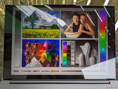 Draußen im Schatten. Die Blendung ist im Vergleich zur Mini-LED stärker ausgeprägt