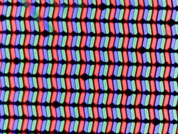Das LC-Display setzt auf eine klassische RGB-Sub-Pixel-Matrix bestehend aus einer roten, einer blauen und einer grünen Leuchtdiode.