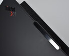 ThinkPad X1 Nano Nachfolger: Mit einem Gewicht von unter einem Kilogramm tritt das X1 Carbon Gen 13 das X1-Nano-Erbe an (Bildquelle: Benjamin Herzig)