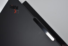 ThinkPad X1 Nano Nachfolger: Mit einem Gewicht von unter einem Kilogramm tritt das X1 Carbon Gen 13 das X1-Nano-Erbe an (Bildquelle: Benjamin Herzig)