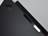 ThinkPad X1 Nano Nachfolger: Mit einem Gewicht von unter einem Kilogramm tritt das X1 Carbon Gen 13 das X1-Nano-Erbe an (Bildquelle: Benjamin Herzig)